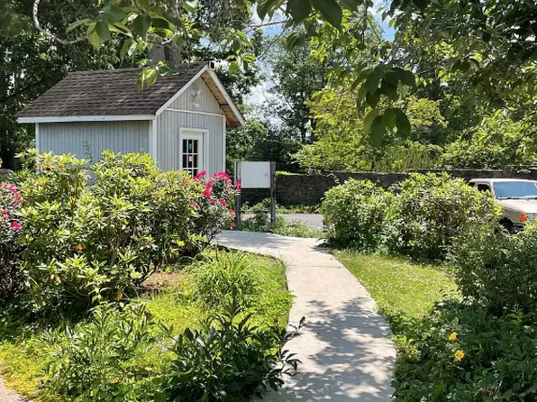 25 White Pine Dr, Asheville, NC 28805