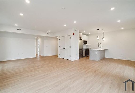 4th image of 881 N 40th St #602