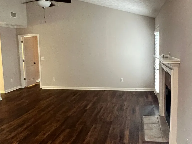1124 Stafford Dr — Photo 3