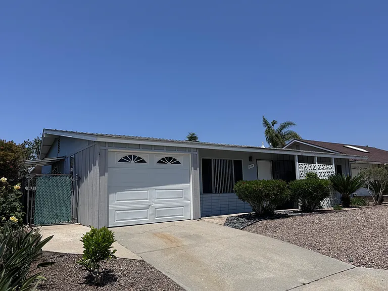 914 La Fiesta Way — Photo 2