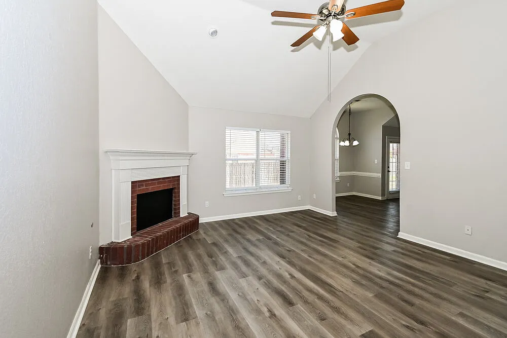 3 bed, 2.0 bath, 1838 sqft, $2,175 — Photo 4