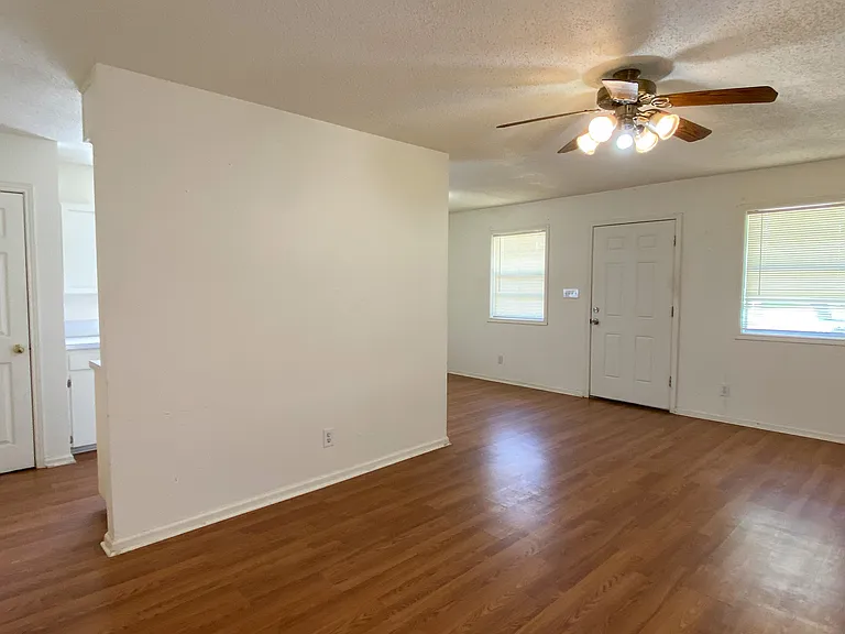 715 Live Oak St — Photo 3