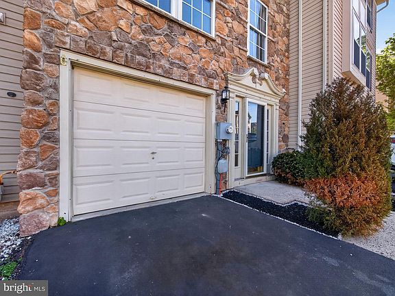 3rd image of 207 Windsor Ct