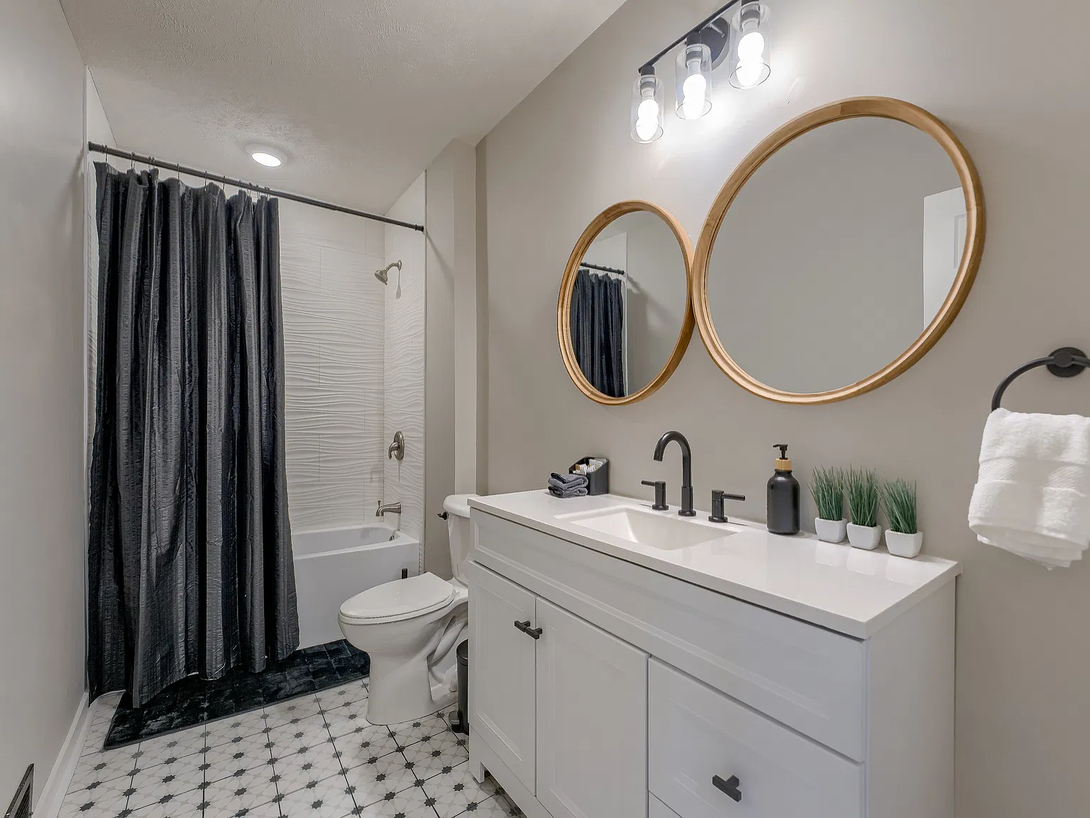 3 bed, 1376 sqft, $2,700 — Photo 2