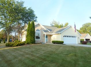 1003 Arrowwood Ct, Pewaukee, WI 53072