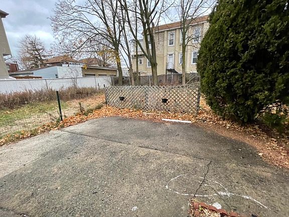 4th image of 195 Cedar Ave Floor 1