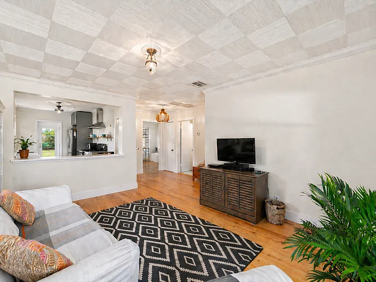 221 S M St — Photo 3