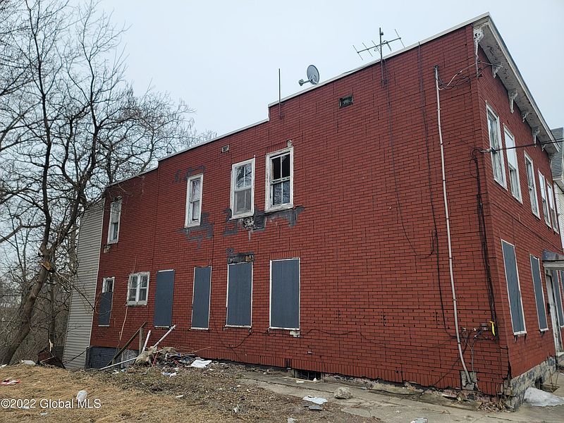 3rd image of 820 Strong Street