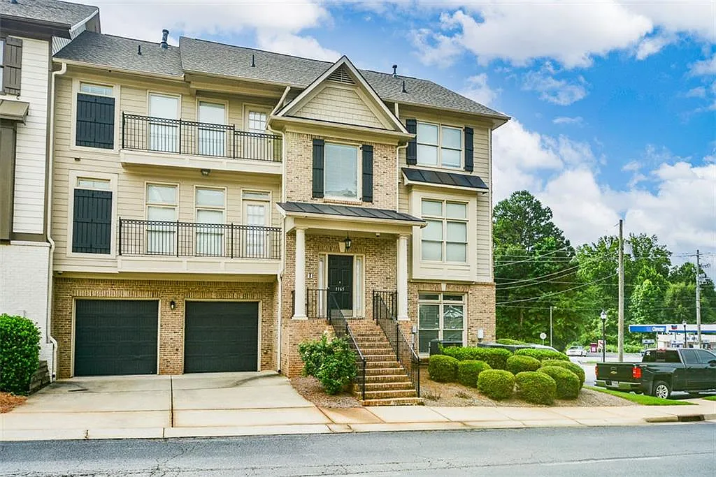 5 bed, 3.5 bath, 5201 sqft, $7,995 — Photo 2