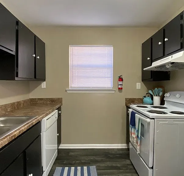 Hillcrest Apartments — Photo 24