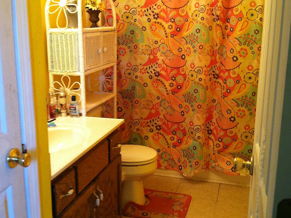 First br's bathroom view 1