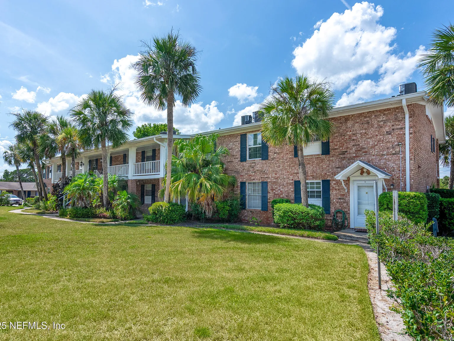 2 bed, 1.0 bath, 832 sqft, $2,175 — Photo 2