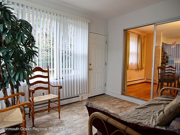 5th image of 1061 Edgebrook Dr S