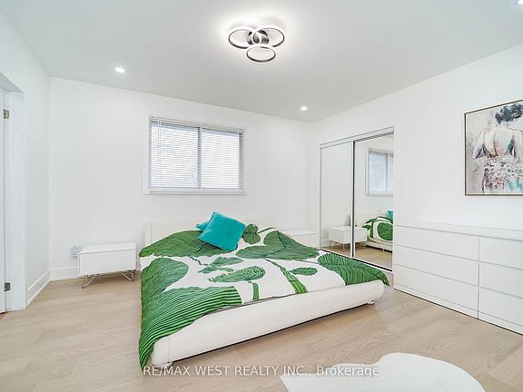 5th image of 7118 Yonge St