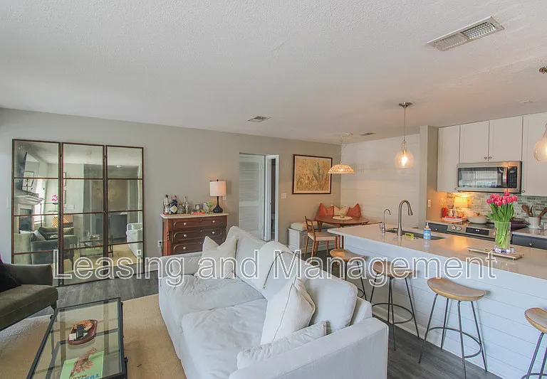 271 Alexandra Dr #11 — Photo 1