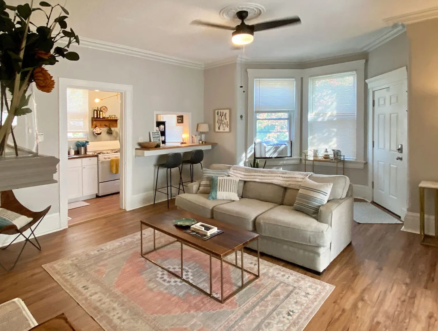 1 bed, 1.0 bath, 721 sqft, $1,687 — Photo 2