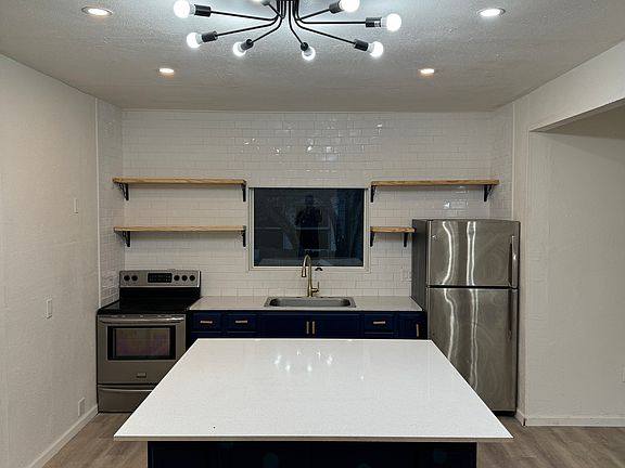 4th image of 2844 S Alameda St