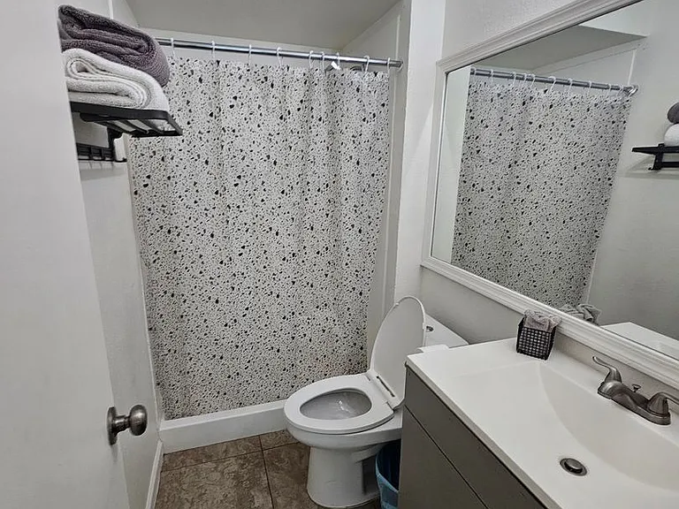 712 N Santa Barbara #1 — Photo 15