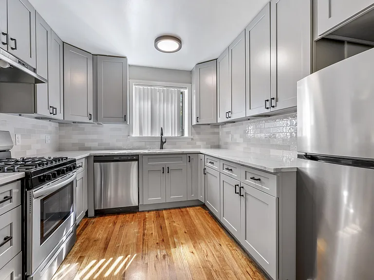 Clermont Apartments — Photo 6