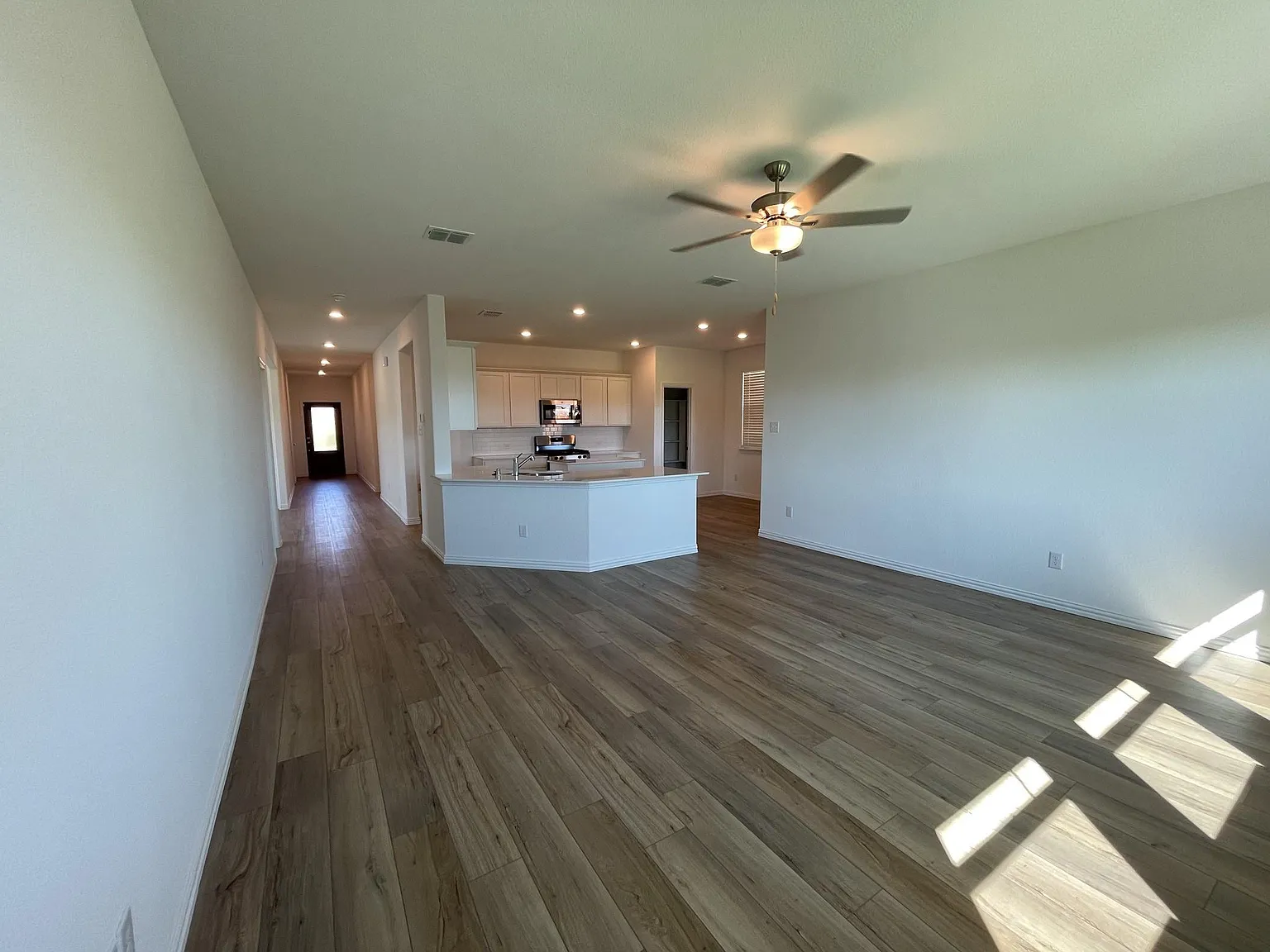 4 bed, 2010 sqft, $2,500 — Photo 3