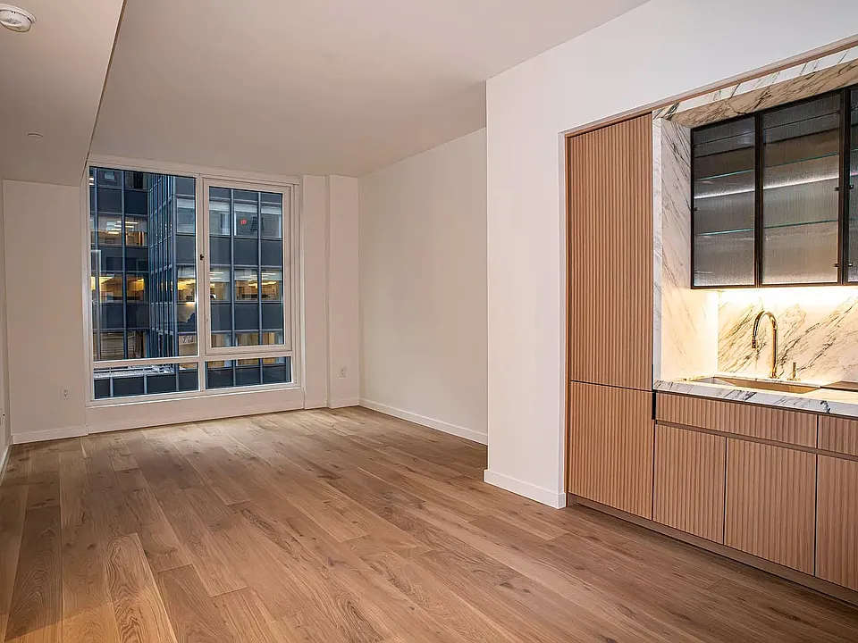 135 E 47th St #7G