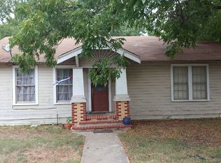 136 W Davilla Ave, Rockdale, TX 76567