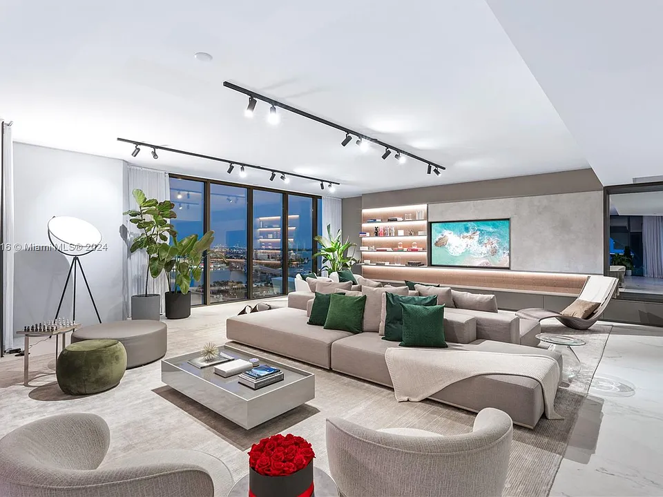 1000 Biscayne Blvd #2402