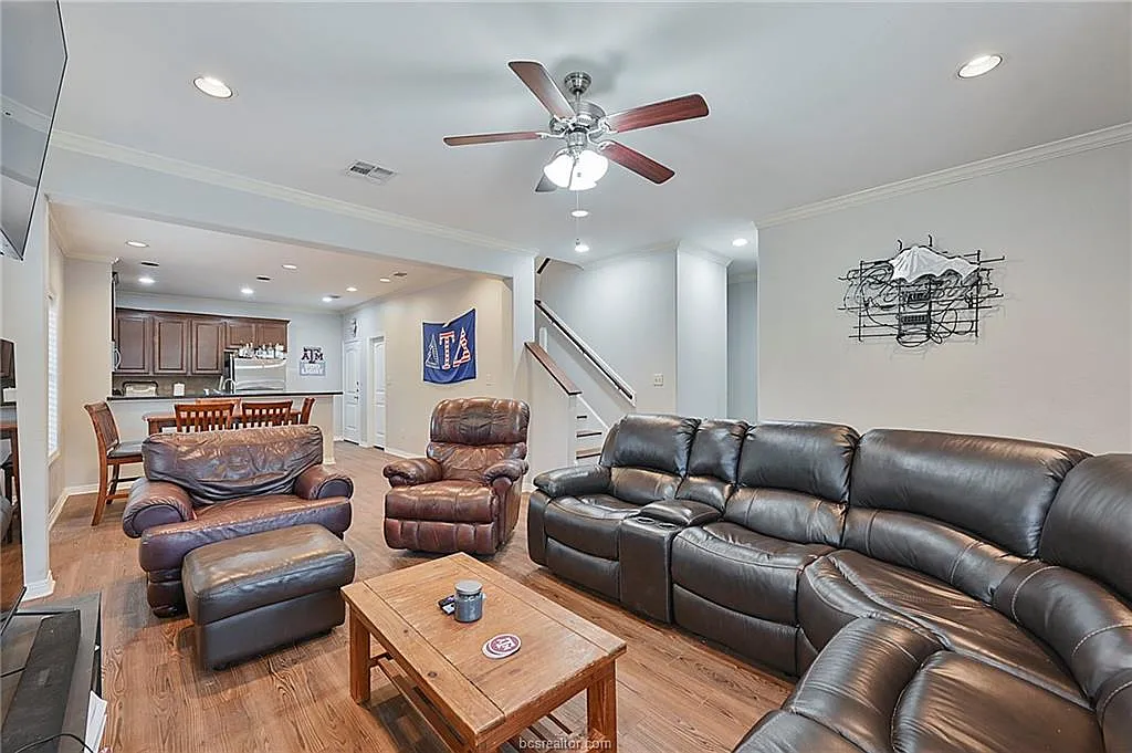 4 bed, 4.5 bath, 1988 sqft, $3,500 — Photo 3