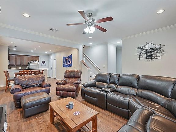 3rd image of 106 Moss St