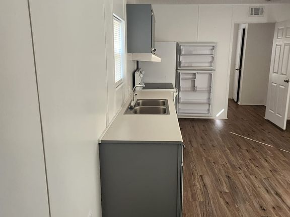 3rd image of 611 Maxanna Ave