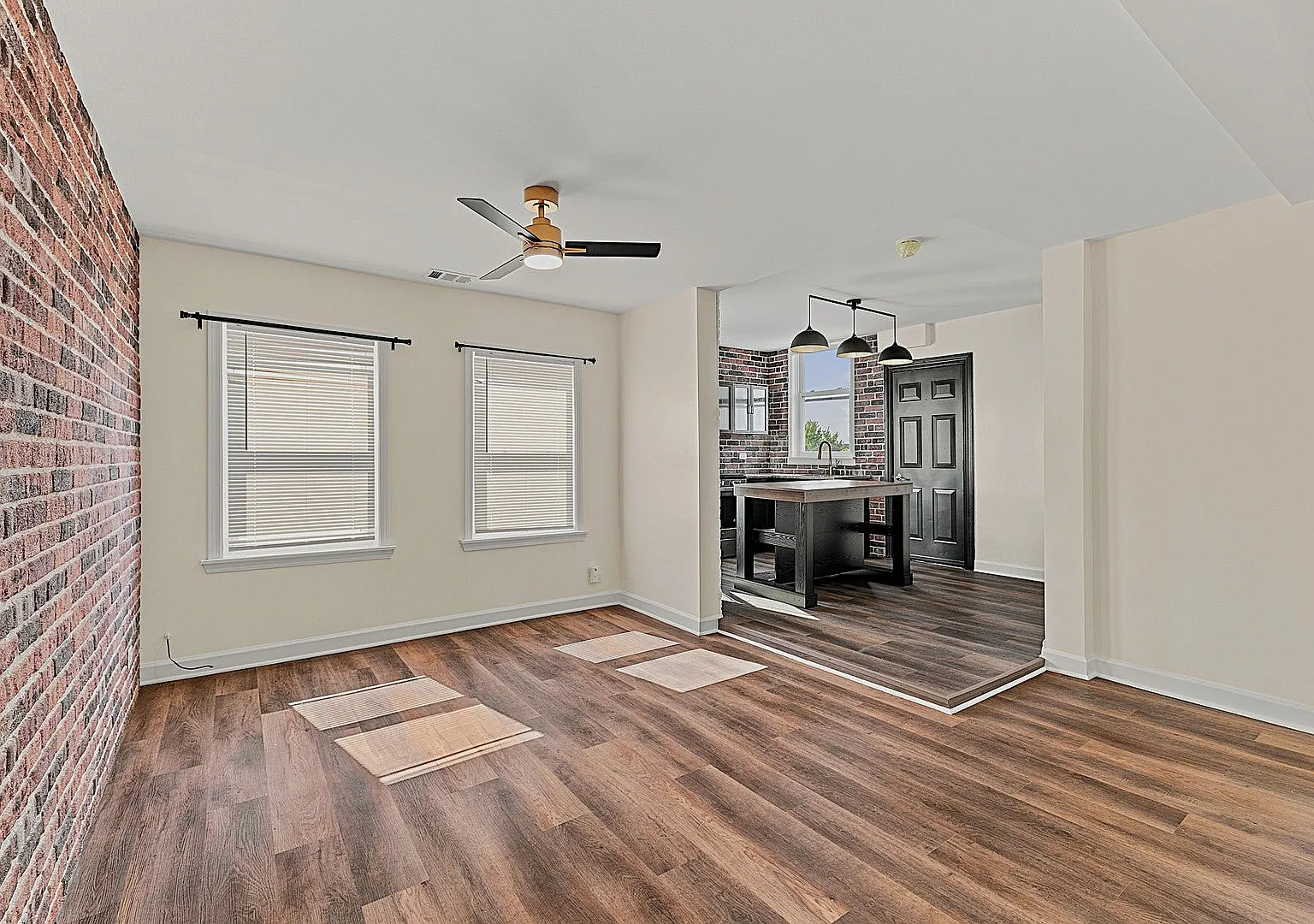 3 bed, 1000 sqft, $2,300 — Photo 2