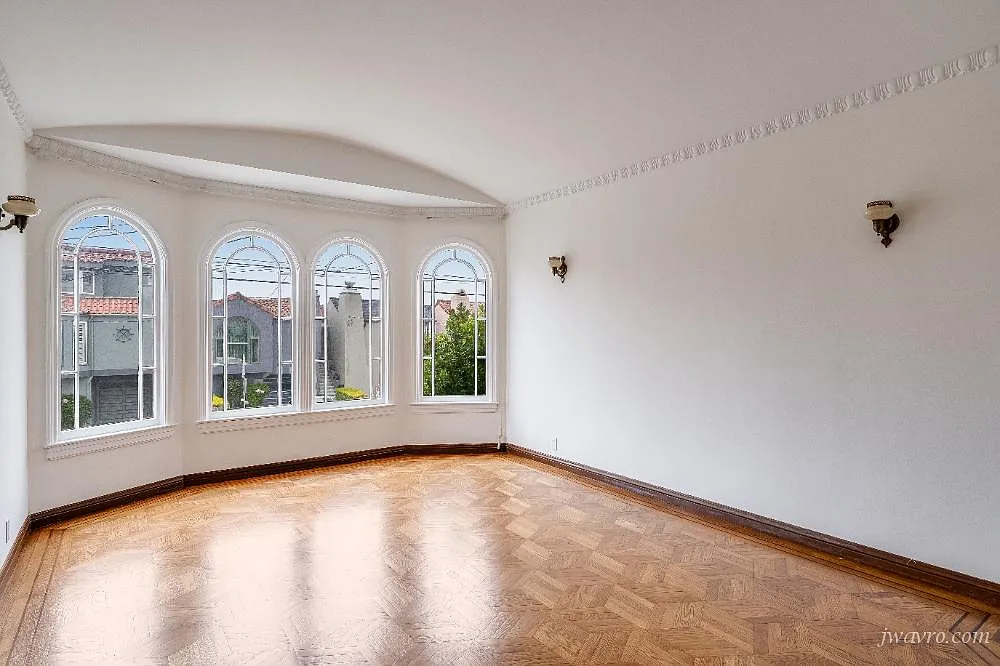 Fantastic 4 bedroom Single Family Home — Photo 2