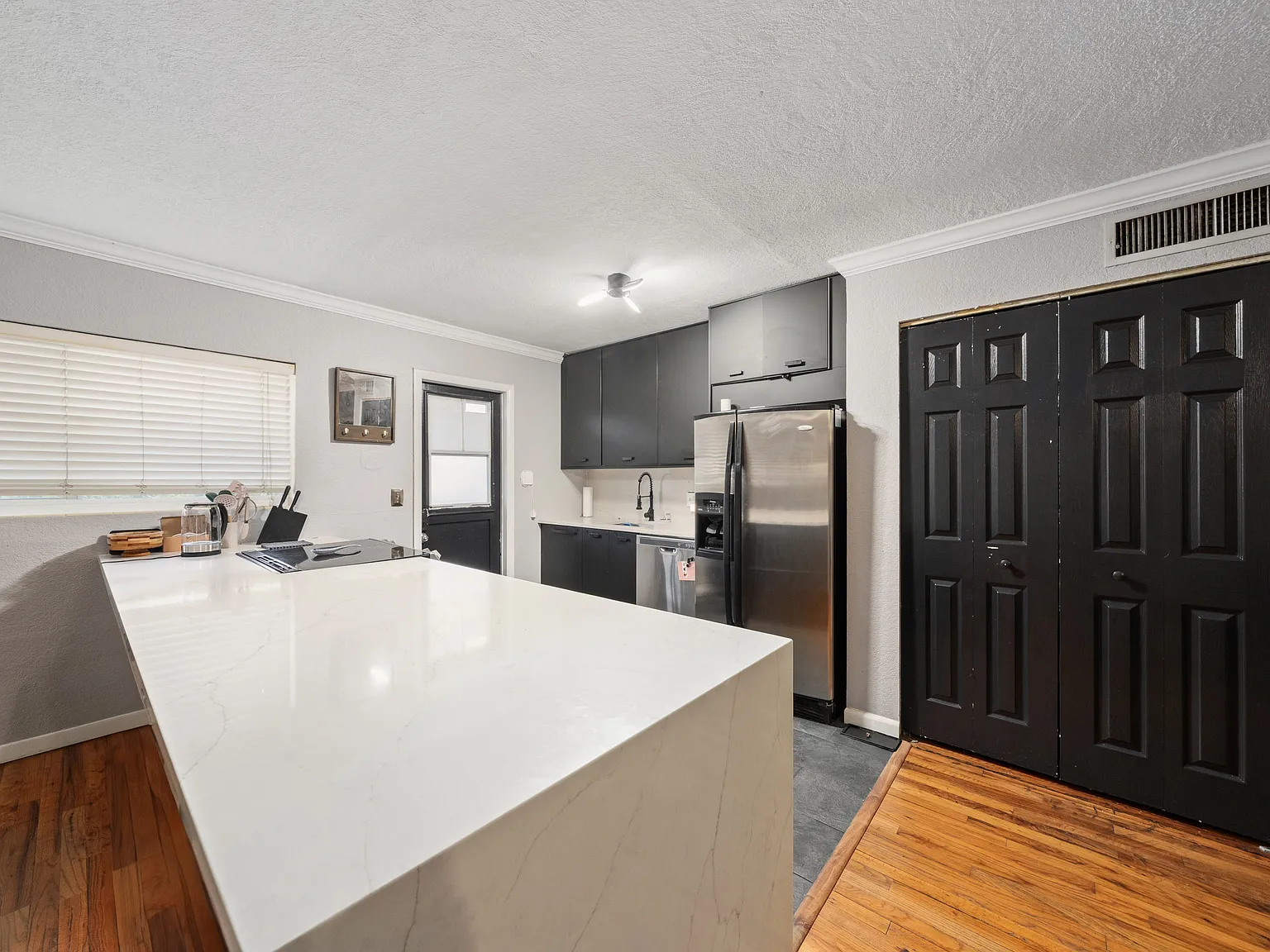 2 bed, 1111 sqft, $2,000 — Photo 4