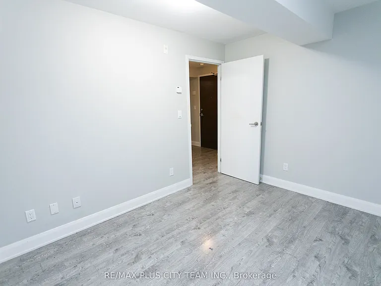 686 Bathurst St #L03 — Photo 8
