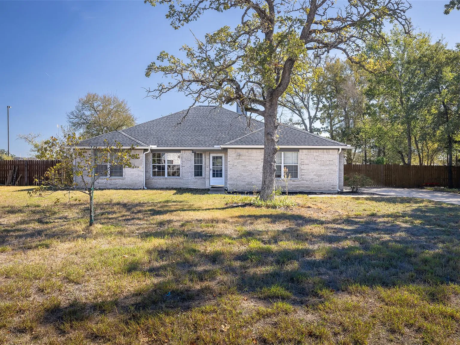 3 bed, 2.0 bath, 1977 sqft, $2,950 — Photo 2