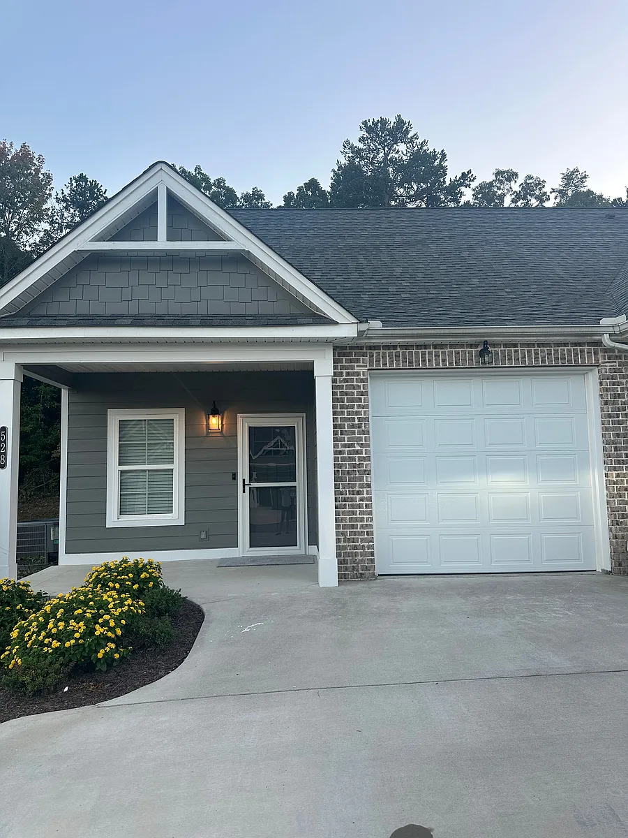 Building Photo - 528 Bellingham Dr NE