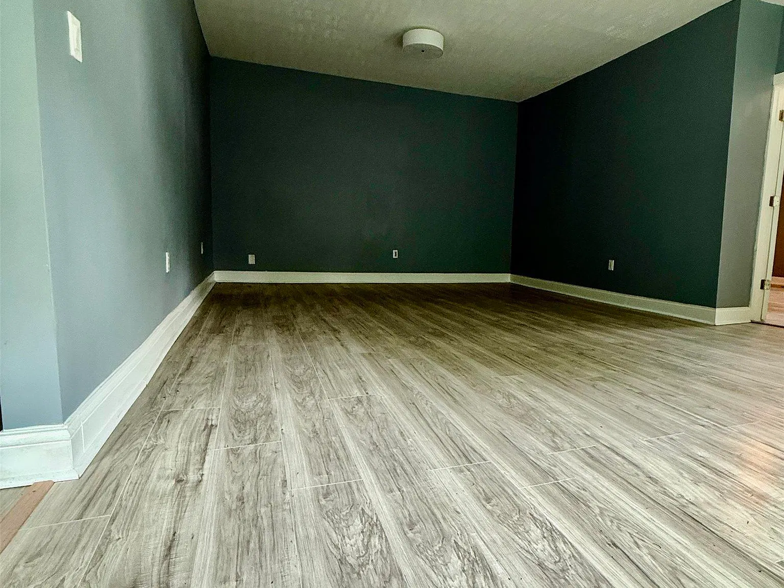 5 bed, 2.0 bath, 2204 sqft, $1,800 — Photo 3
