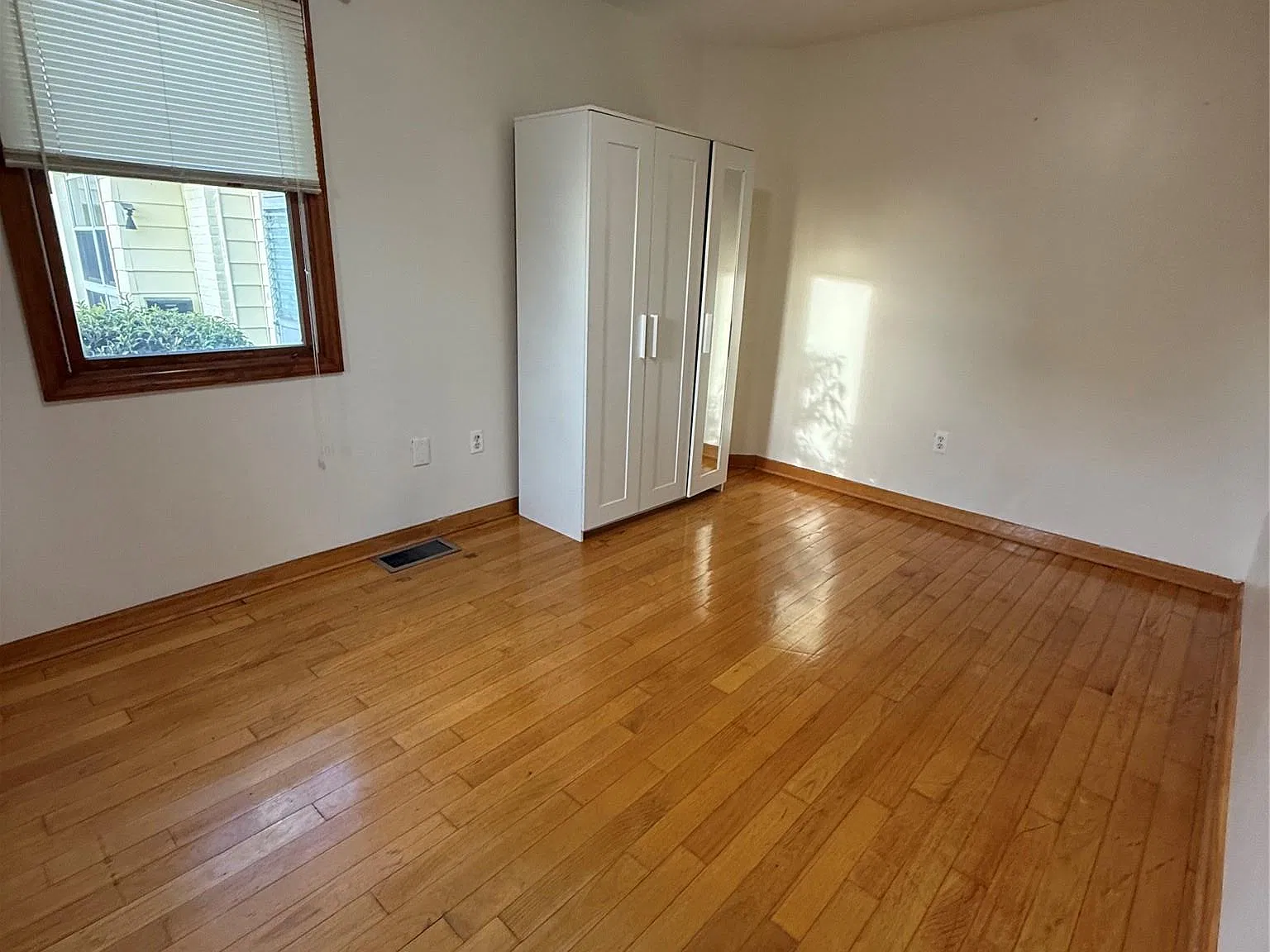 2 bed, 1.0 bath, 1000 sqft, $2,500 — Photo 2