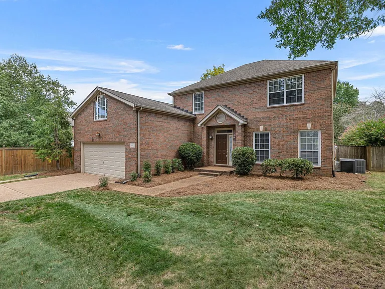 128 Clarendon Cir — Photo 4