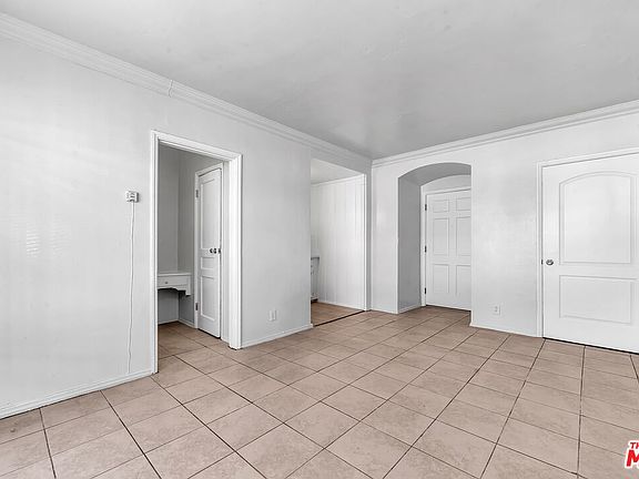 4th image of 814 S Serrano Ave APT 6