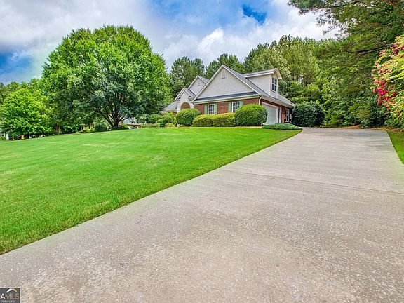 5th image of 305 Surrey Park Dr