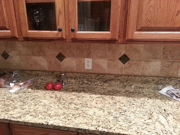 Granite couter w/tile backsp