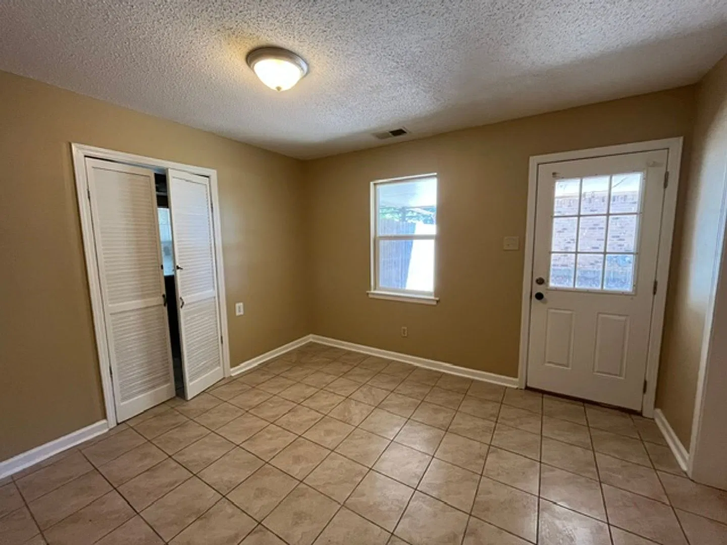 Renovated 4 Bedroom 1.5 Bath home for Rent! — Photo 2