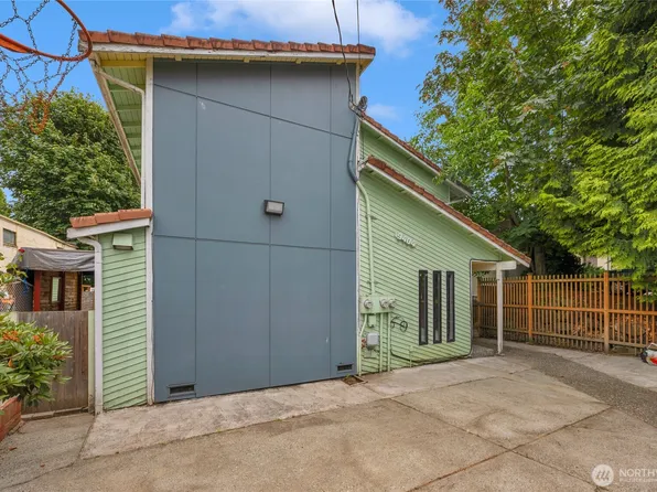 9404 Stone Avenue N, Seattle, WA 98103