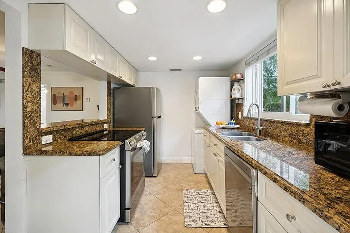 49 SE 7th Ave #1 — Photo 8