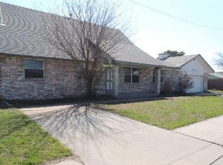 1060 NW 5th St, Moore, OK 73160