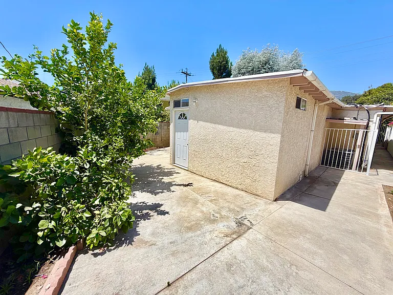 3774 La Crescenta Ave — Photo 32