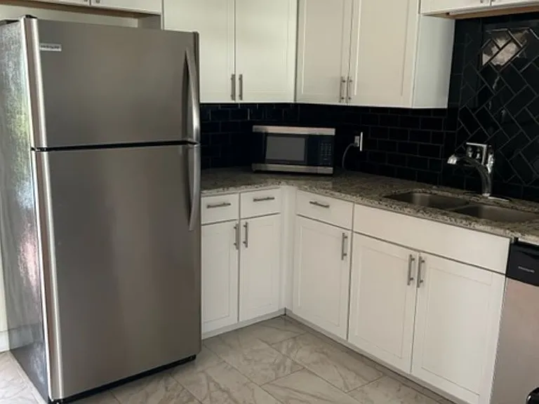 656 Palm View Dr #4 — Photo 2