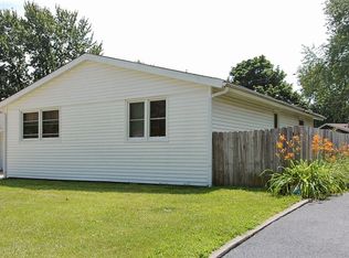 207 Sioux Ave, Carpentersville, IL 60110