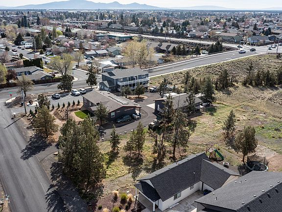 3rd image of 2736 SW Glacier Ave